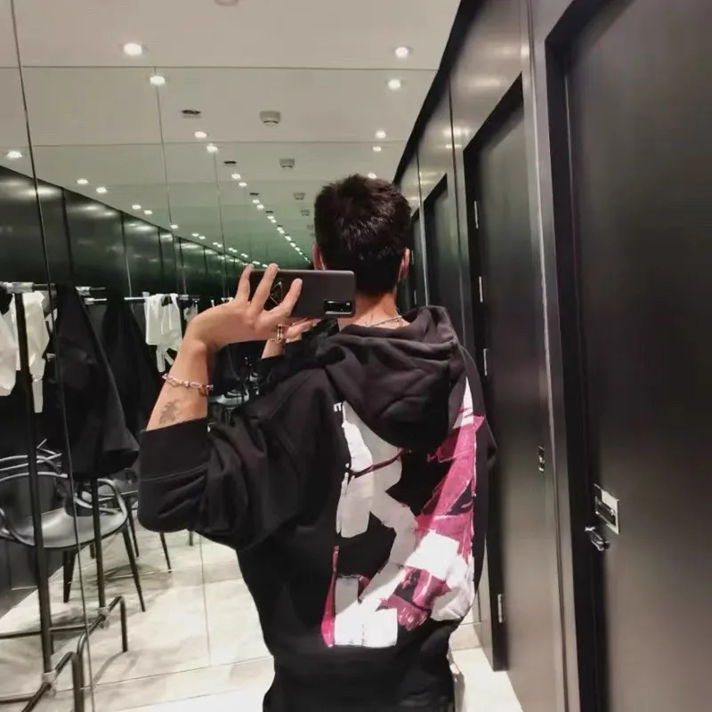 ♻️💯Upper body reference model picture❤️Top tested version OFFWHITE (OW) pink hand-painted graffiti limited edition incomplete arrow hoodie pullover sweatshirt pure cotton loose printing using composite screen printing. Looks like graffiti. The new logo print is simple and clean on the chest. The left and right hands of the portrait click off and white respectively, and there is an extra rose-red paint embellishment. This may be inseparable from the street graffiti culture. The back is the iconic large arrow pattern, black and white contrasting colors, graffiti and wall painting techniques. Every trace is obvious. One of the arrows is painted with rose-red paint. The natural effect of the pigment is smudged, with a feeling of depth and water stains, which is very special. The fabric is made of 460g fish scale terry cotton fabric, which is full of drape and is a big release. Size: XS-L Color: Black P:390